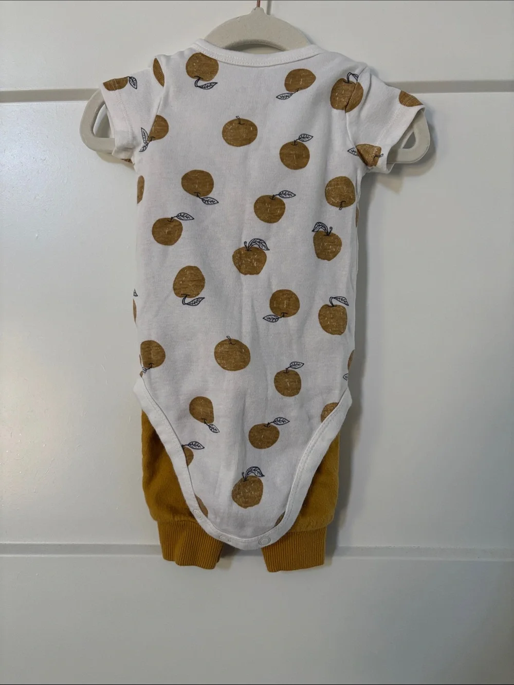 Carter’s Baby One-Piece Bodysuit with Apple Print and Matching Pants 6 Months